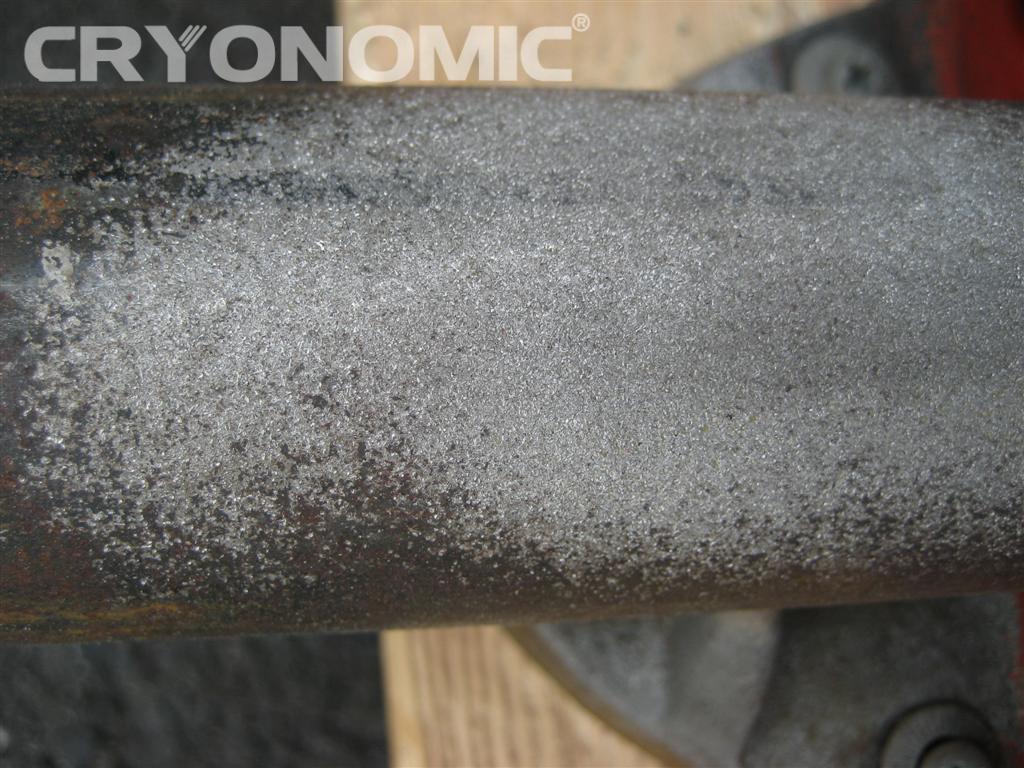 Derusting & paintstripping by blasting dry ice and abrasives