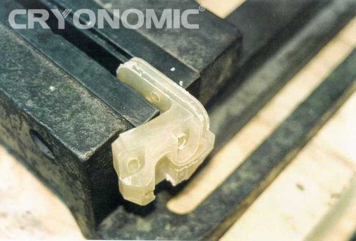Deburring plastic parts