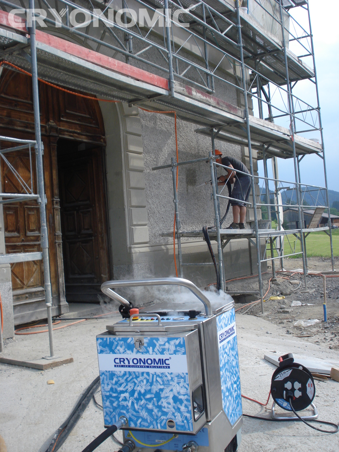 Dry ice grit blasting on constructions