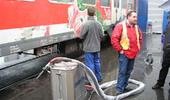 Verf verwijderen van treinen, vrachtwagens en auto onderdelen met droogijs